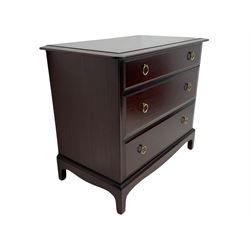 Stag - Minstrel range mahogany three drawer chest, pair of matching bedside stands and blanket box