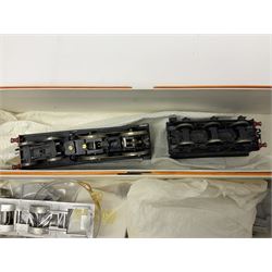 Nu-Cast '00' gauge - five white metal locomotive model kits; three constructed (two x 4-4-0 and one x 2-6-0), one partially built and one unstarted; all boxed; and an empty box