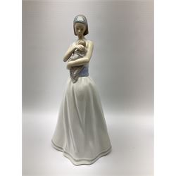 Collection of seven Lladro figures, including Seated ballerina with swan 6204, Childhood Dream 8129, Dancer 5050, reclining clown with ball alongside a selection of other figures. 