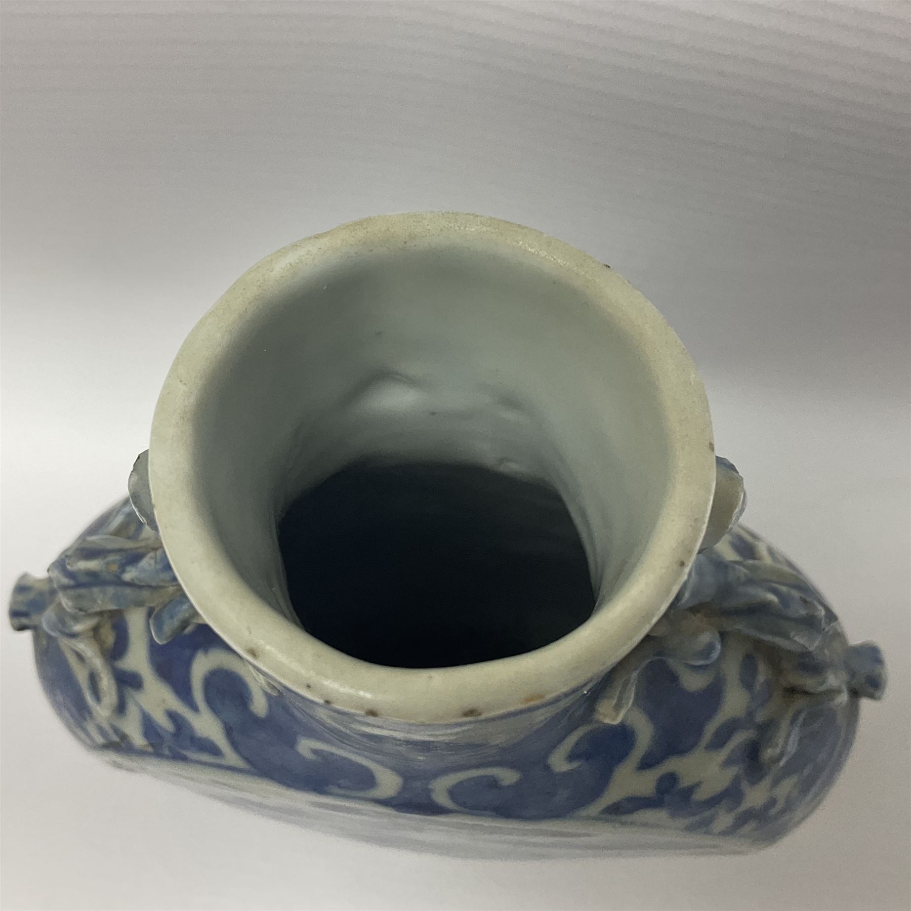 Late 19th/early 20th century Chinese blue and white vase, of moon flask form with twin lizard handles to shoulders, the central panel painted with warriors on horseback, H22cm