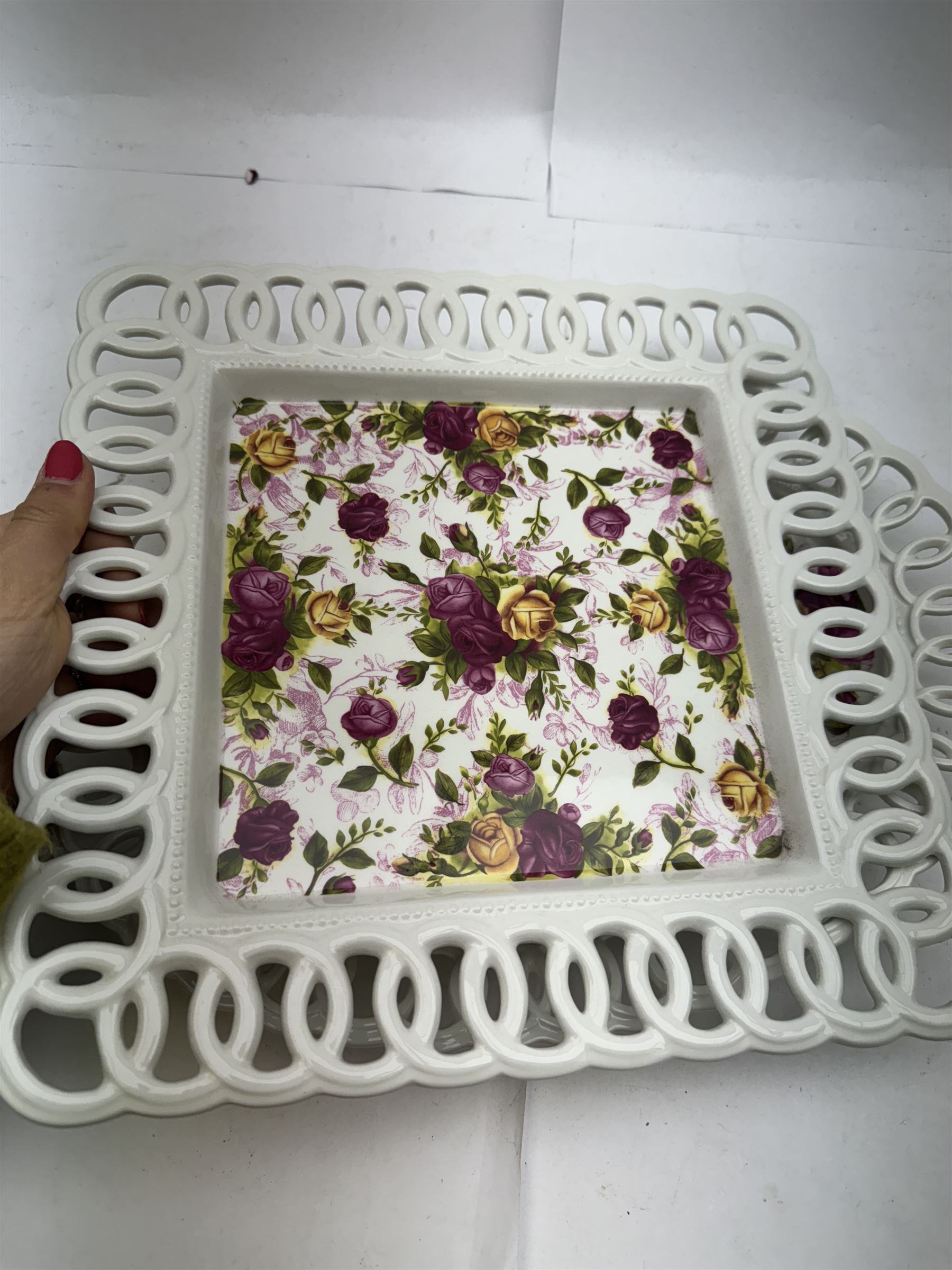 Royal Albert Old Country Roses pattern tea and dinner wares, including tiered cake stands, cake plate, napkin rings, egg cups, pierced serving platters, etc 