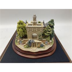 Lilliput lane Millenium Gate, limited edition 1587 of 2000, in a glass display case, H18cm, L25cm