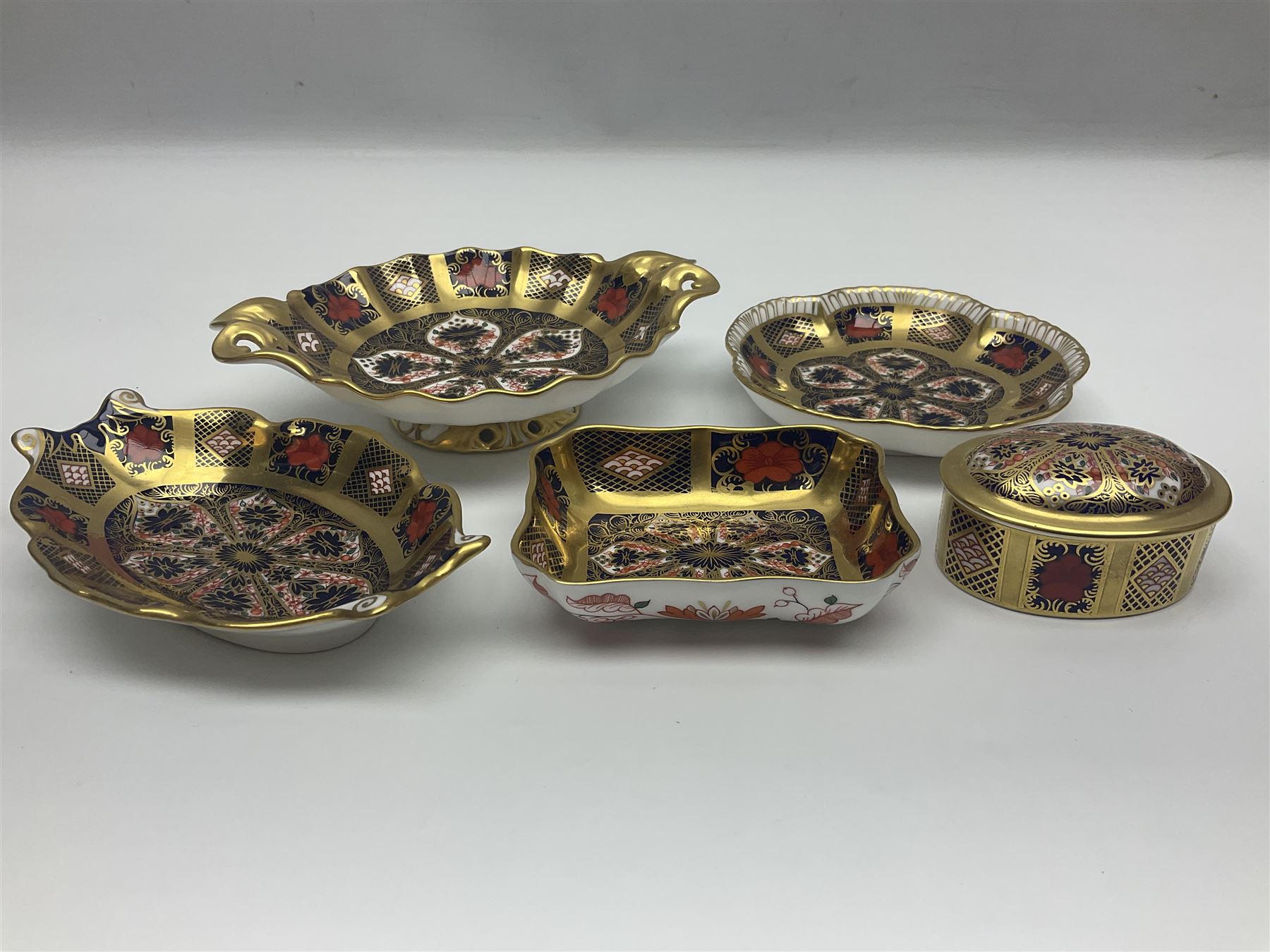 Collection of Royal Crown Derby Old Imari pattern no. 1128, comprising footed trinket dish, covered trinket box and three other trinket dishes 