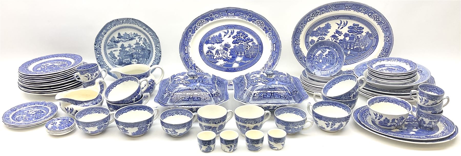 Late 18th/early 19th century Chinese export dinner plate, together with
Royal Venton Ware in Willow pattern, part dinner service, including two covered tureens, jug, six dinner plates, two serving platters, three serving platters, six dinner plates, seven side plates and seven dessert plates etc