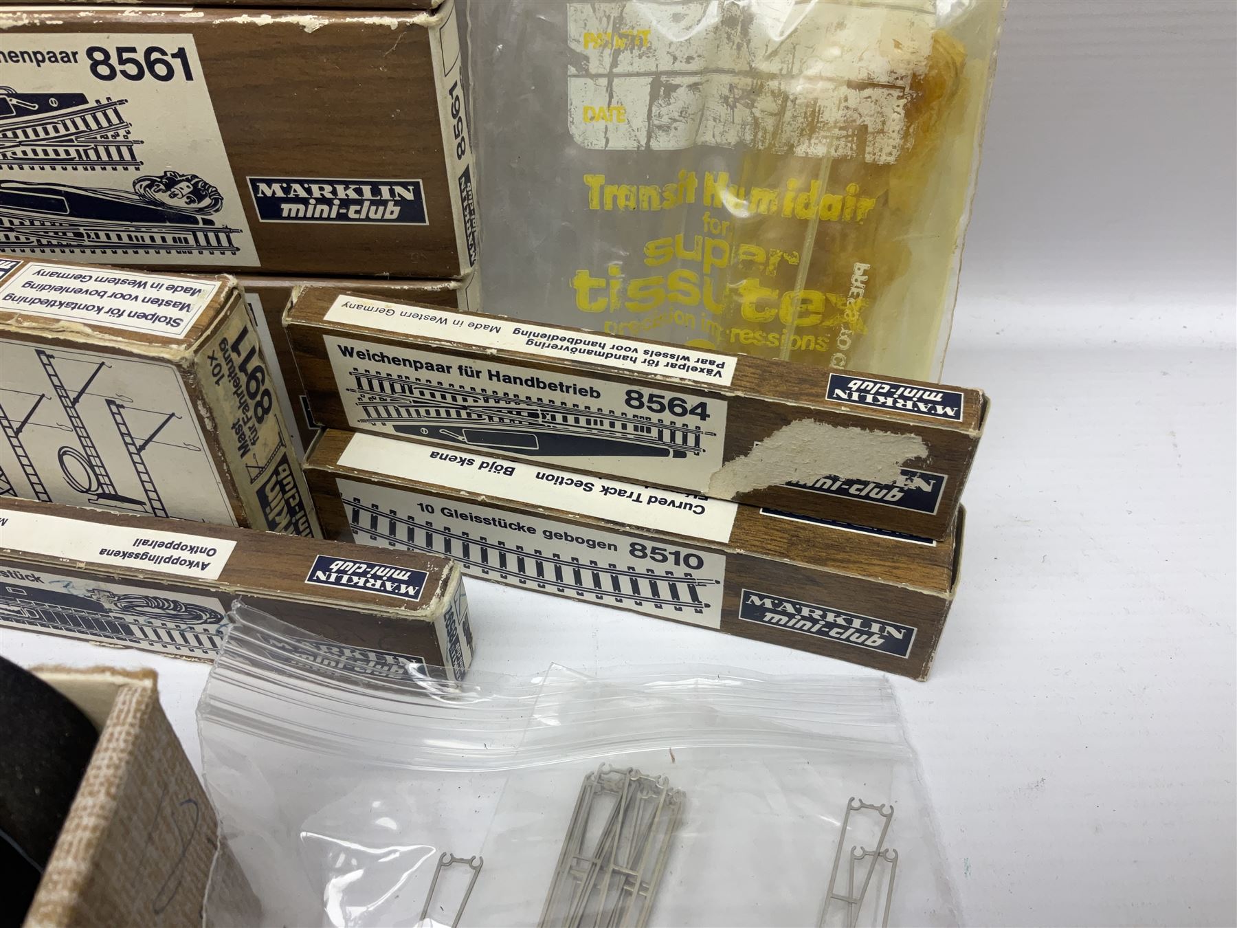 Marklin mini-club 'Z' gauge - quantity of predominantly boxed track including 8505 straights, 8530 curves, 8561 points, 8939 signals, 8591, 8507, 8510, 8564 etc; conductor wire sections with 8911 supports; short lengths, cross-overs, switches and other accessories
