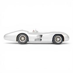 CMC 1:18 scale diecast model car no.M044 Mercedes Benz W196R 1954/55 Streamliner Body in silver, boxed