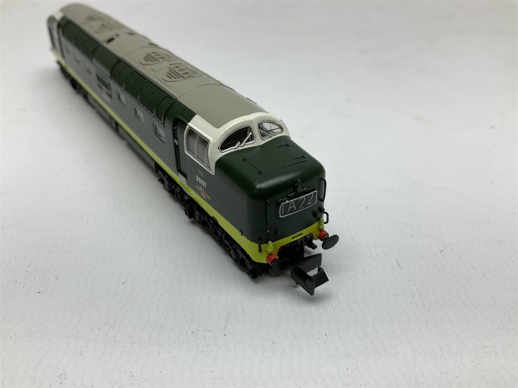 Graham Farish by Bachmann 'N' gauge - Class 47/0 locomotive no.D1779 and Class 55 Deltic locomotive no.D9007 (2)