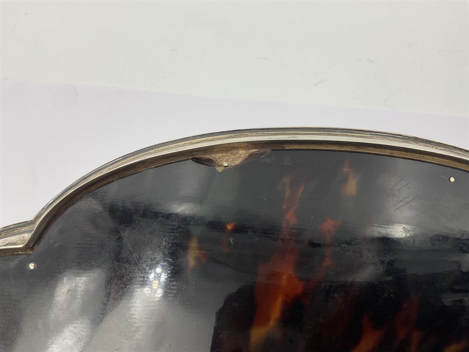 1920's silver and tortoiseshell dressing table tray, of quatrefoil form, the lobed silver edge encasing a tortoiseshell center with silver acanthus detail, hallmarked Elkington & Co Ltd, Birmingham 1921, L25cm W18cm