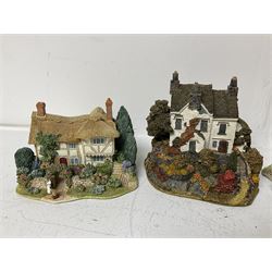 Nineteen Lilliput Lane models, including Dove Tails, Birdlip Bottom, Smallest Inn, Gossip Gate and Beehive Cottage, all with deeds and original boxes (19)