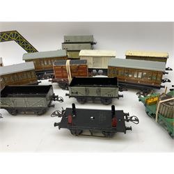 Hornby '0' gauge - seven passenger coaches including Pullman 'Aurelia' and 'Marjorie' etc; fourteen goods wagons including open wagons, timber transporters, refrigerated and banana vans etc; two signals; two-piece printed tin-plate tunnel; footbridge; and level crossing; all unboxed