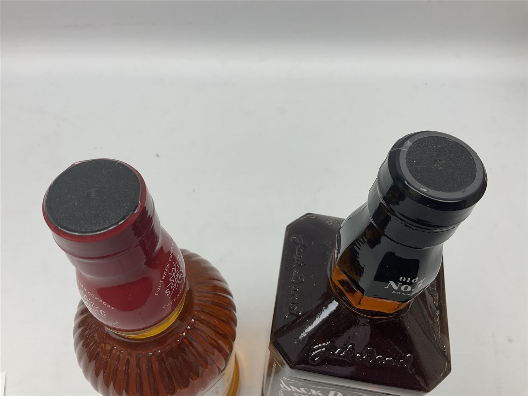 Jack Daniels, Old no.7 Tennessee sour mash whisky, 1L, 40% vol, Southern Comfort, liqueur with whisky, 70cl, 35% vol (2)