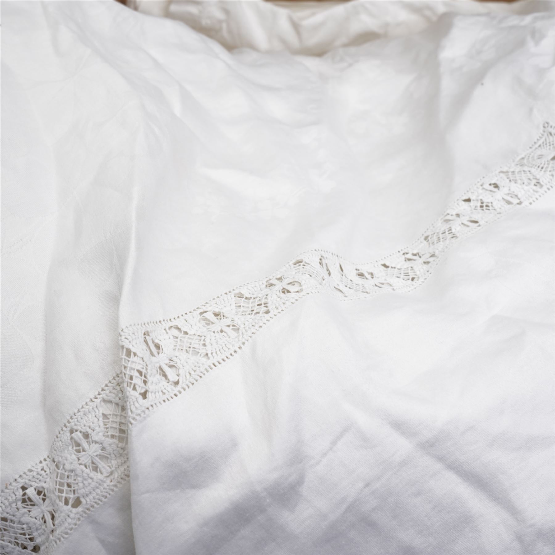 Quantity of damask table linen etc