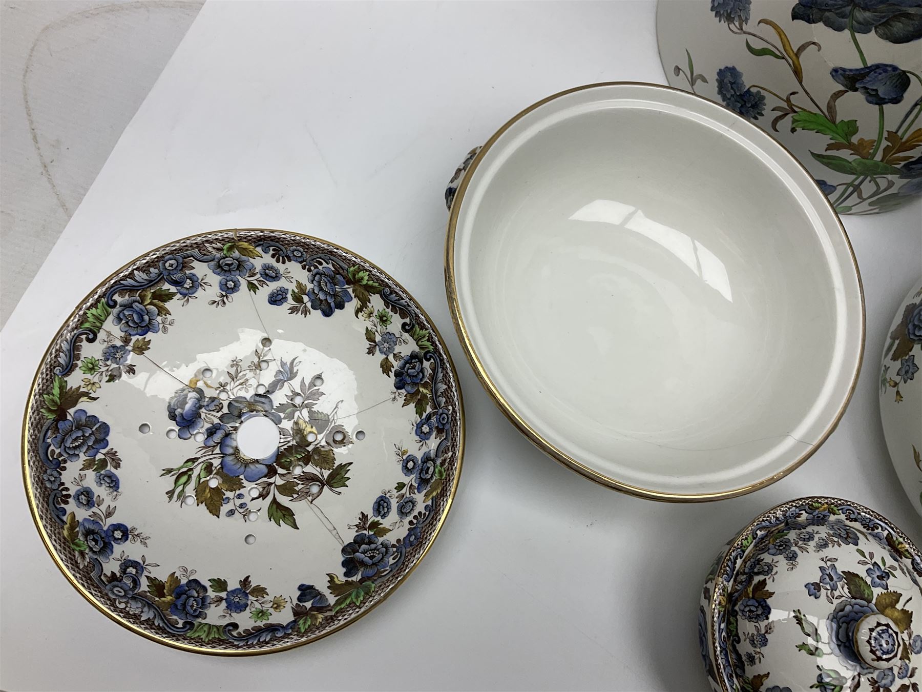 Copeland Spode toilet set in blue flower pattern, comprising wash jug, slop bucket, two soap dishes, toothbrush holder and chamber pot, slop bucket H28cm