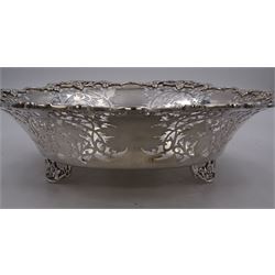 Modern silver Britannia standard fruit bowl, of lobed circular form, with applied and pierced fruiting vine decoration throughout, upon three bracket feet, hallmarked 1966, maker's mark BSC
