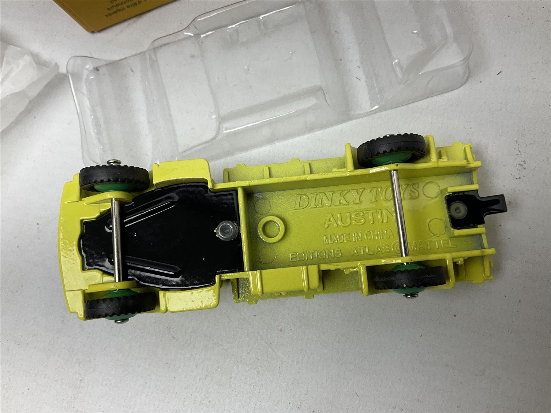 Ten Atlas Dinky die-cast models and accessories including, Bedford TK Tipper no. 435, Austin Wagon no. 412, two Miniatures, 25 O Camion Laiter, 'Panneaux De Signalisation Routiere' and others (10)