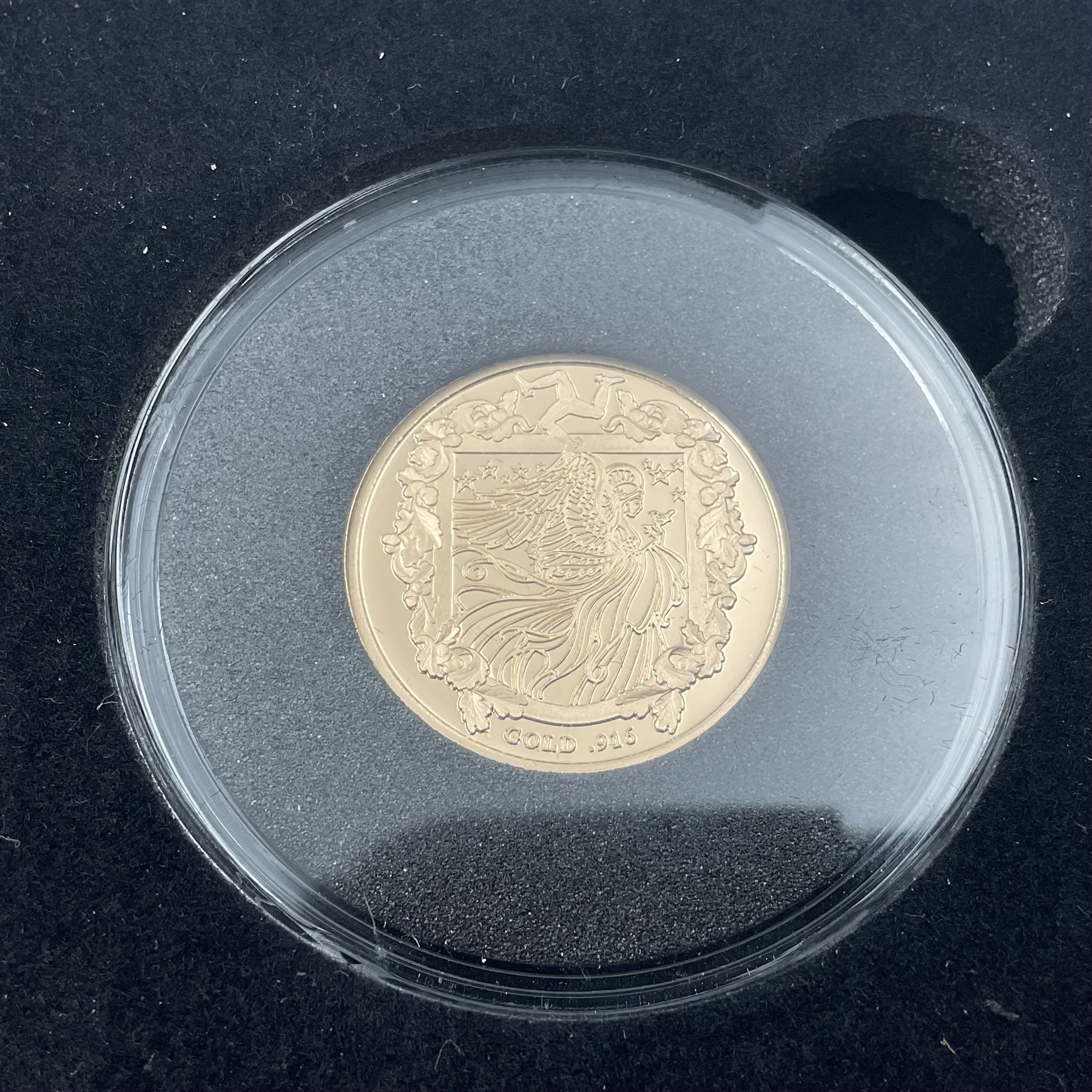 Queen Elizabeth II Isle of Man 2022 'Christmas' gold proof sovereign, cased with certificate 