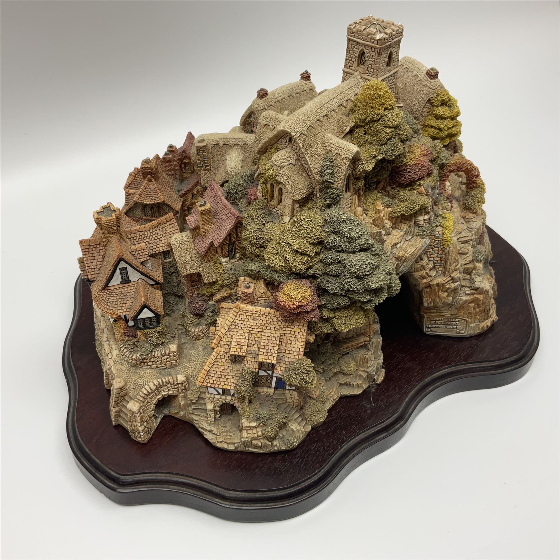 Lilliput lane St. Peters Cove with display plinth and original box 