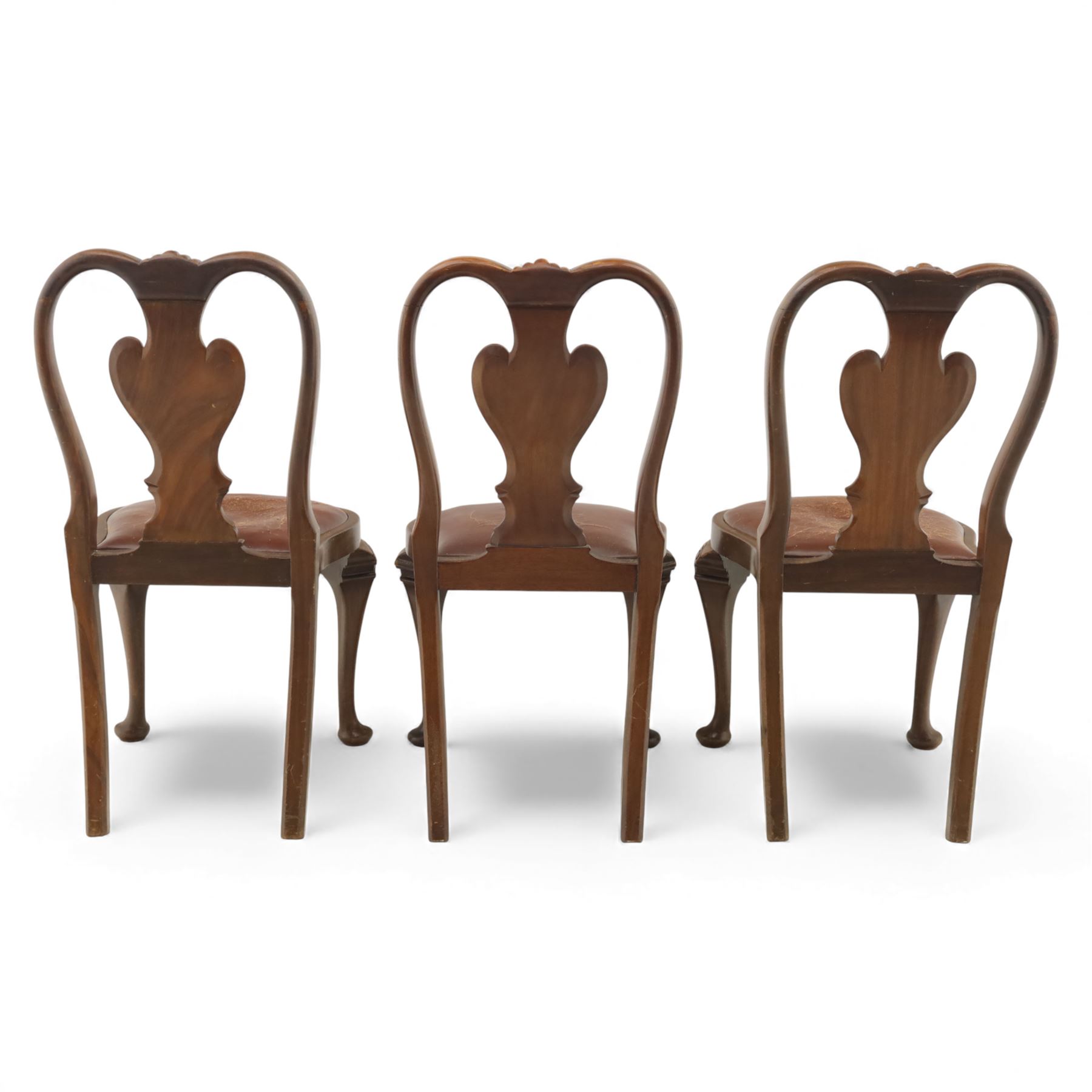 Queen Anne design walnut dining suite, comprising a rectangular dining table with carved moulded edge and rounded corners, raised on cabriole legs terminating in pad feet, together with a set of six matching dining chairs, each with shaped splat back, leather upholstered seat and cabriole supports (Extends to 230cm)