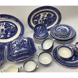 Late 18th/early 19th century Chinese export dinner plate, together with
Royal Venton Ware in Willow pattern, part dinner service, including two covered tureens, jug, six dinner plates, two serving platters, three serving platters, six dinner plates, seven side plates and seven dessert plates etc