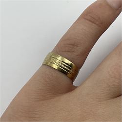 9ct gold wedding ring, with band of engraved decoration, hallmarked 