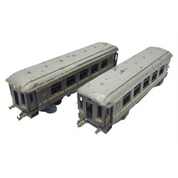 Bing '0' gauge - two bogied Pullman style passenger coaches, 1920s, dining car with interior tables and chairs and passenger coach with back-to-back seating, both with hinged doors and roof (2)