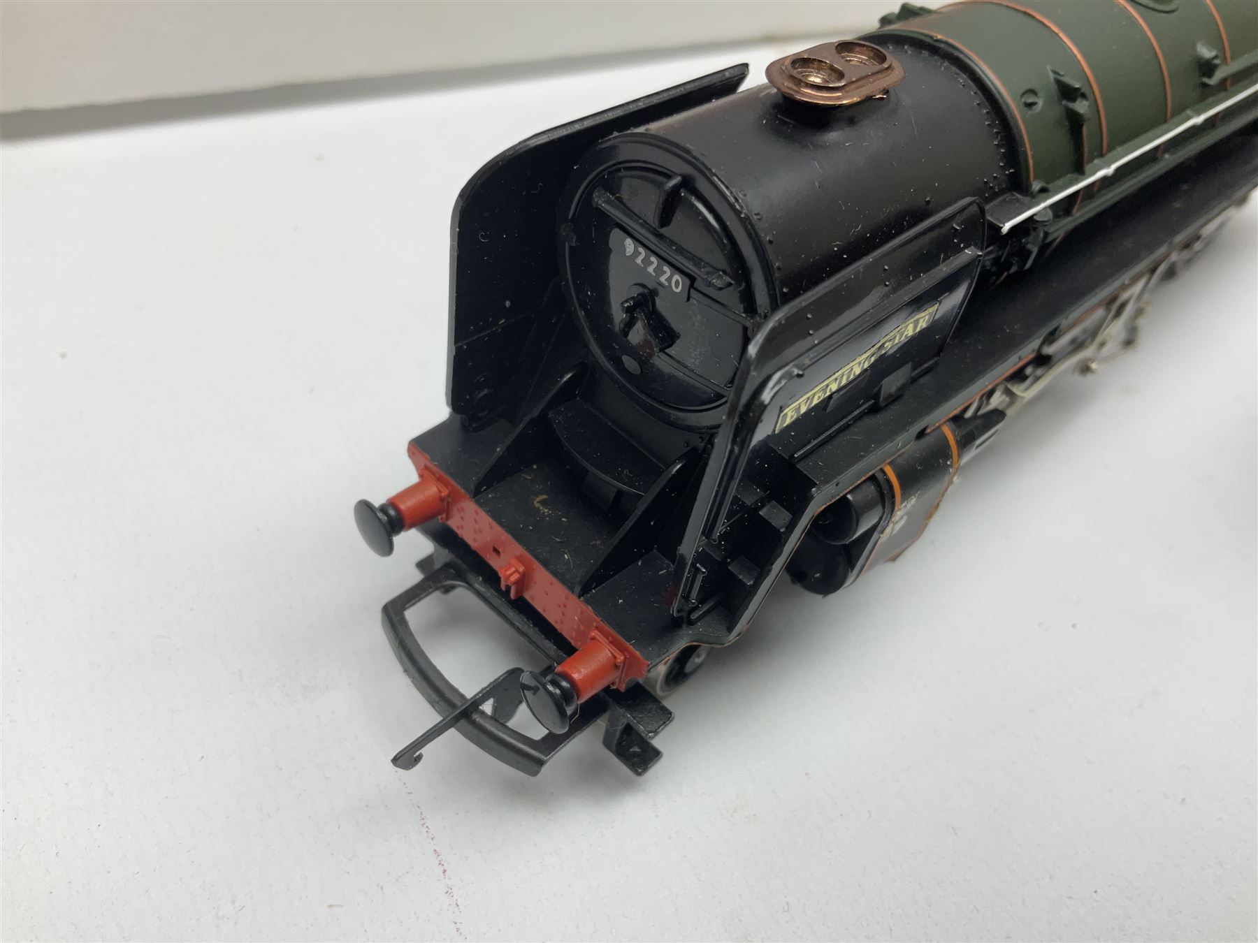 Hornby '00' gauge - Class 9F 2-10-0 locomotive 'Evening Star' No.92220; Standard Class 7P6F locomotive 'Britannia' No.70000; both boxed; and 4-6-2 locomotive 'Flying Scotsman' No.4472; in box base only with slip-case (3)