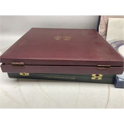 Five Spode Mulberry Hall limited edition Regimental commemorative plates - Parachute Regiment No.51/500; Gloucestershire Regiment No.38/500; Duke of Wellington's Regiment No.285/500; Royal Welch Fusiliers No.40/500; and Green Howards No.213/500; all boxed with certificates (5)