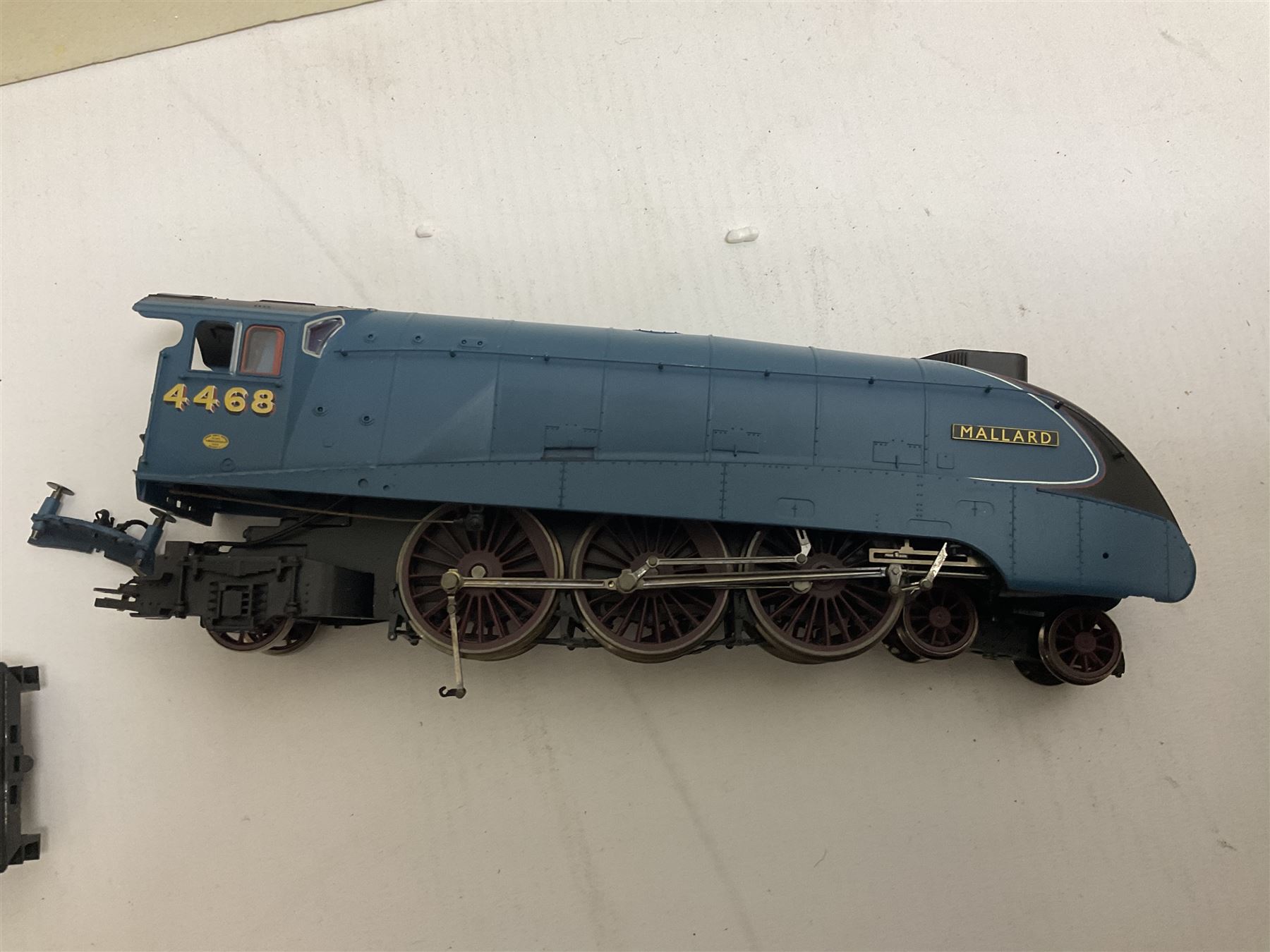 Various makers ‘00’ gauge - Hornby DCC ready LNER 4-6-2 ‘The Mallard’ no.4468 in blue with original box; Lima British Railway Class 33 Bo-Bo diesel locomotive no.33025; quantity of coaches, wagons and track to include Hornby, Lima, Tri-Ang etc (26) 