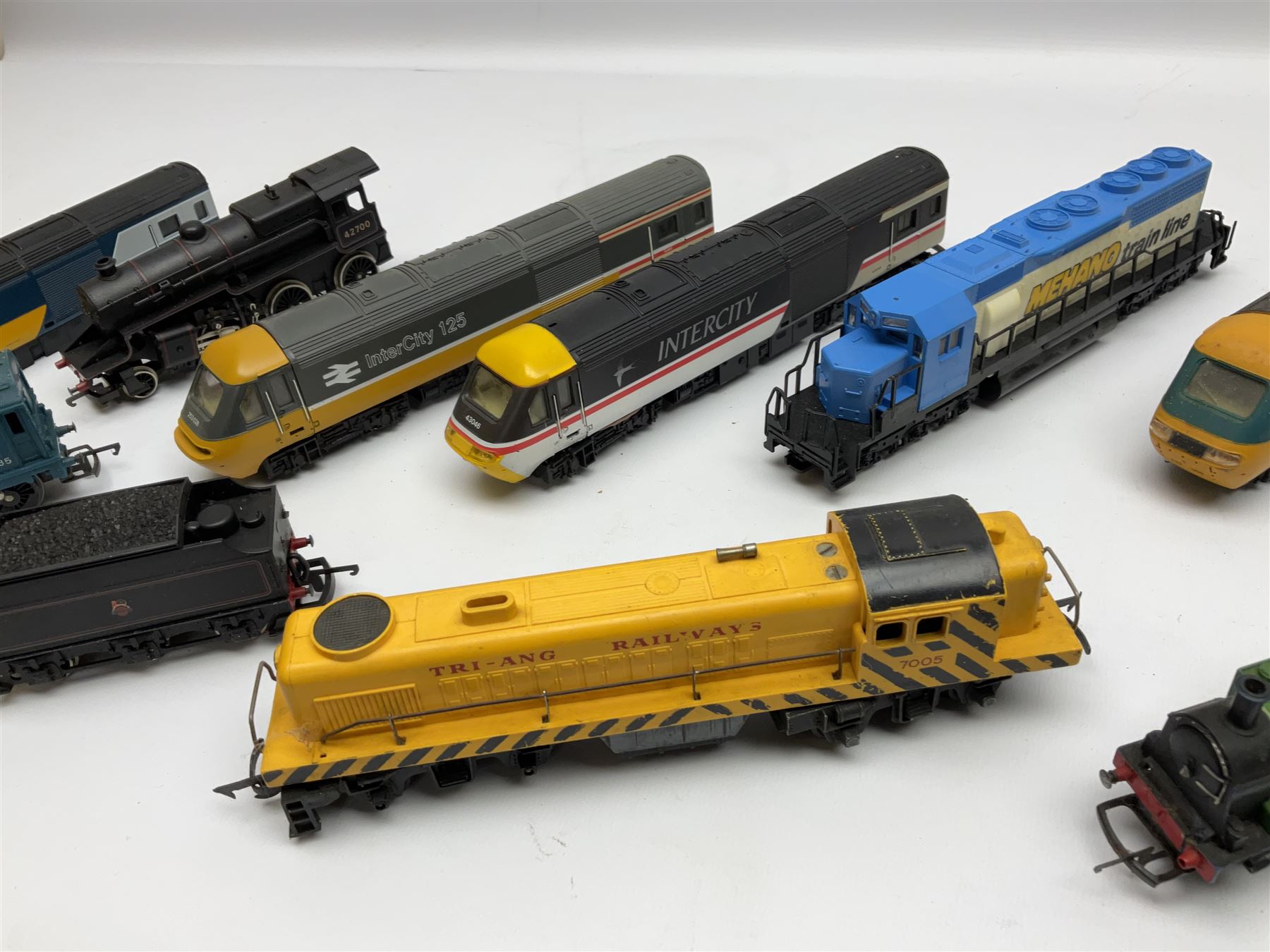 'OO' gauge - fourteen assorted playworn locomotives by Hornby, Tri-Ang, Lima etc, including 4-6-2 Flying Scotsman (lacking tender),  shunting locomotive, tank and diesel locomotives etc