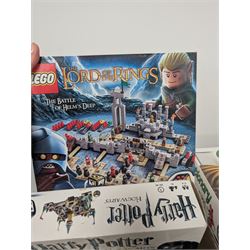 Collection of Lego Games sets, including no. 3841 Minotaurus, 3862 Harry Potter Hogwarts, 50011 Lord of the Rings Battle of Helms Deep, 3860 Heroica Fortaan, 3848 Pirate Plank, 3855 Ramses Return, 3844 Creationary, etc