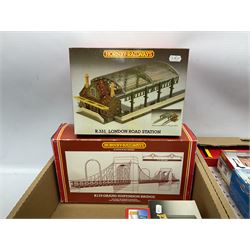 Hornby '00' gauge - nineteen construction kits for trackside buildings and accessories including Grand Suspension Bridge, London Road Station, River Bridge, Viaduct, Engine Shed, Railway Cottages, Water Towers, Girder bridge, Houses, Bell Inn etc; all boxed (19)