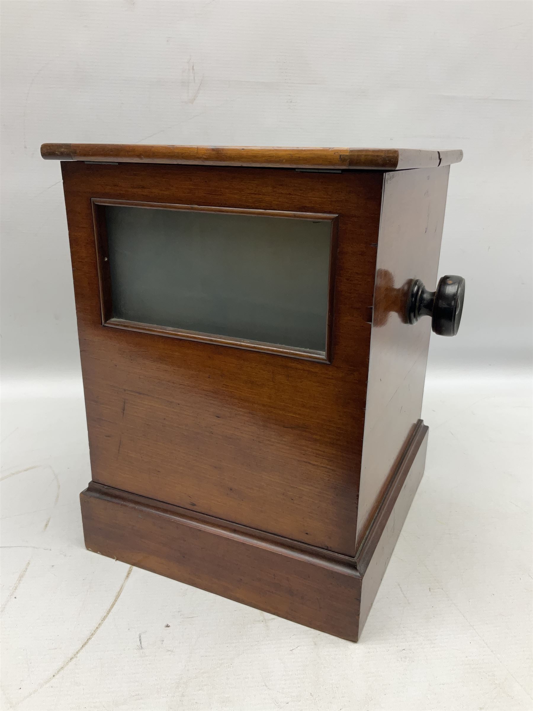 Mahogany tabletop Stereo viewer, with four Valentine Blancherd stereograph views of London, H32cm