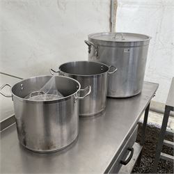 Large aluminium cooking pot with lid (45