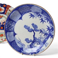 19th century Japanese rice bowl, with four character mark in underglaze blue to cover, H9cm; together with four Japanese chargers, largest D31cm (5)