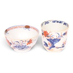 Lowestoft Redgrave tea bowl, decorated in the Two Birds pattern, circa 1780, D8.5cm, together with another similarly decorated coffee cup, H6.5cm