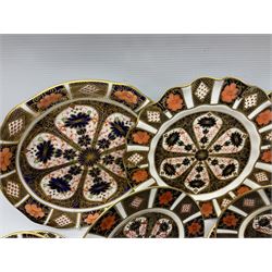 20th century Royal Crown Derby Imari 1128 pattern tea wares, comprising six teacups, five saucers, five side plates, a pair of serving plates, and one other with wavy rim, each with printed marks beneath including various year cyphers, side plates D16cm serving plates each approximately D22cm