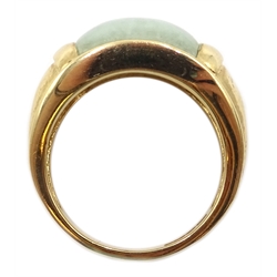  Gold jade set ring, hallmarked 9ct  