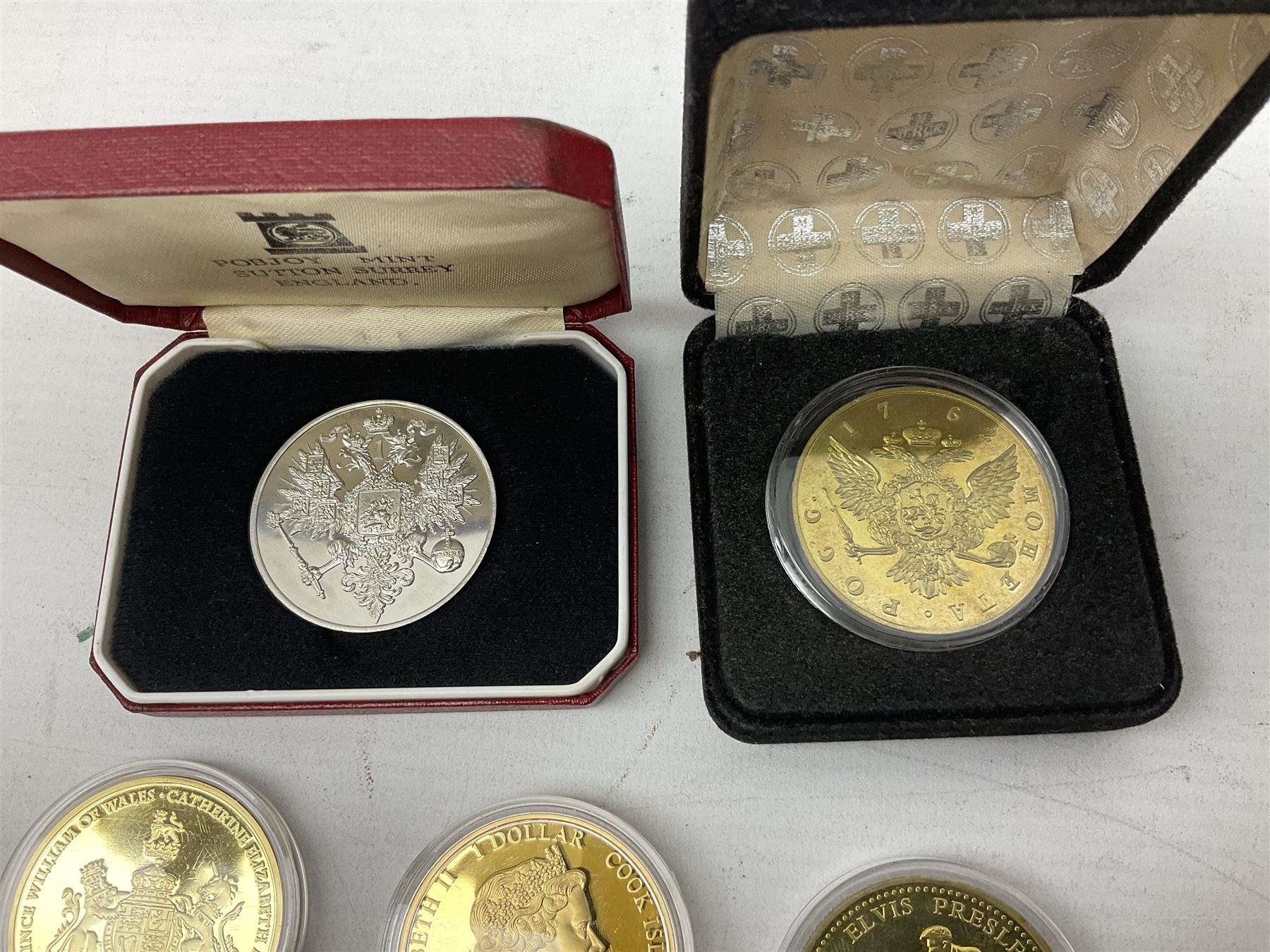 Coins including United States of America 1885 Morgan dollar, Queen Elizabeth II Bailiwick of Guernsey 20012 and 2013 five pound coins, Isle of Man Paddington Bear 2008 one crown, various other commemorative coins etc