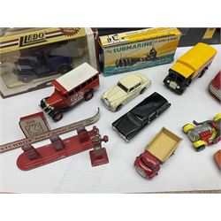 Quantity of model cars to include Atcomi radio control Ford Sierra XR4i, Maisto 1:18 scale Volkswagen Export Sedan, Corgi Tom & Jerry cars, Lledo, Dinky, Matchbox etc, boxed and loose 