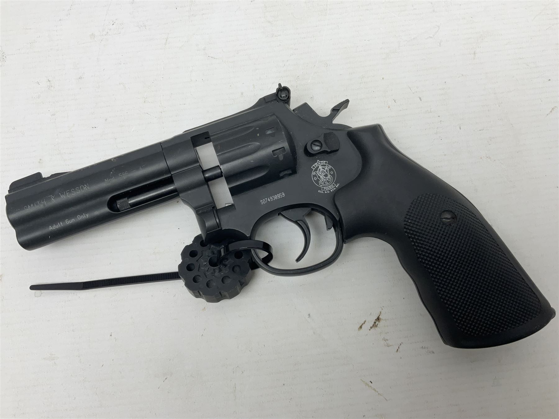 Umarex Smith and Wesson model 586-4 .177 air pistol serial no.S074938959 with circular 10-shot magazine L29cm  NB: AGE RESTRICTIONS APPLY TO THE PURCHASE OF AIR WEAPONS.