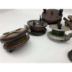 Six early 20th century fishing reels, to include wooden and brass examples, together with a leather powder flask, 1913 Christmas tin, Morgan dollar, Queen Victoria double florin and a collection of other coins, etc 