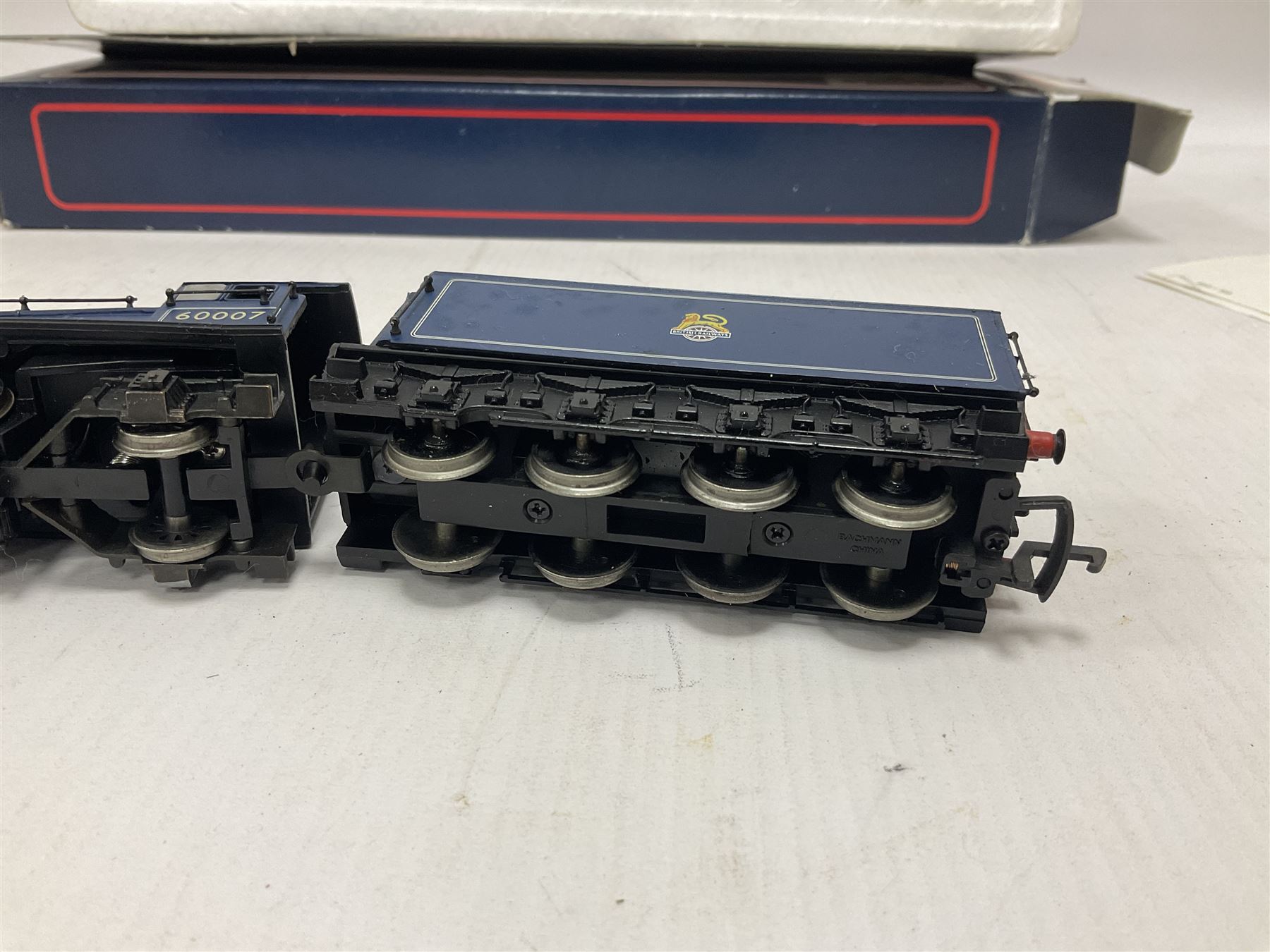 Bachmann ‘00’ gauge - 31551 Gresley Class V2 2-6-2 ‘Green Arrow’ locomotive no.60800 in BR black; 31954 Gresley Class A4 4-6-2 ‘Nigel Gresley’ locomotive no.60007 in BR blue; 31959 Gresley Class A4 Pacific 4-6-2 ‘Miles Beevor’ locomotive no.26 in LNER garter blue; in original boxes (3) 