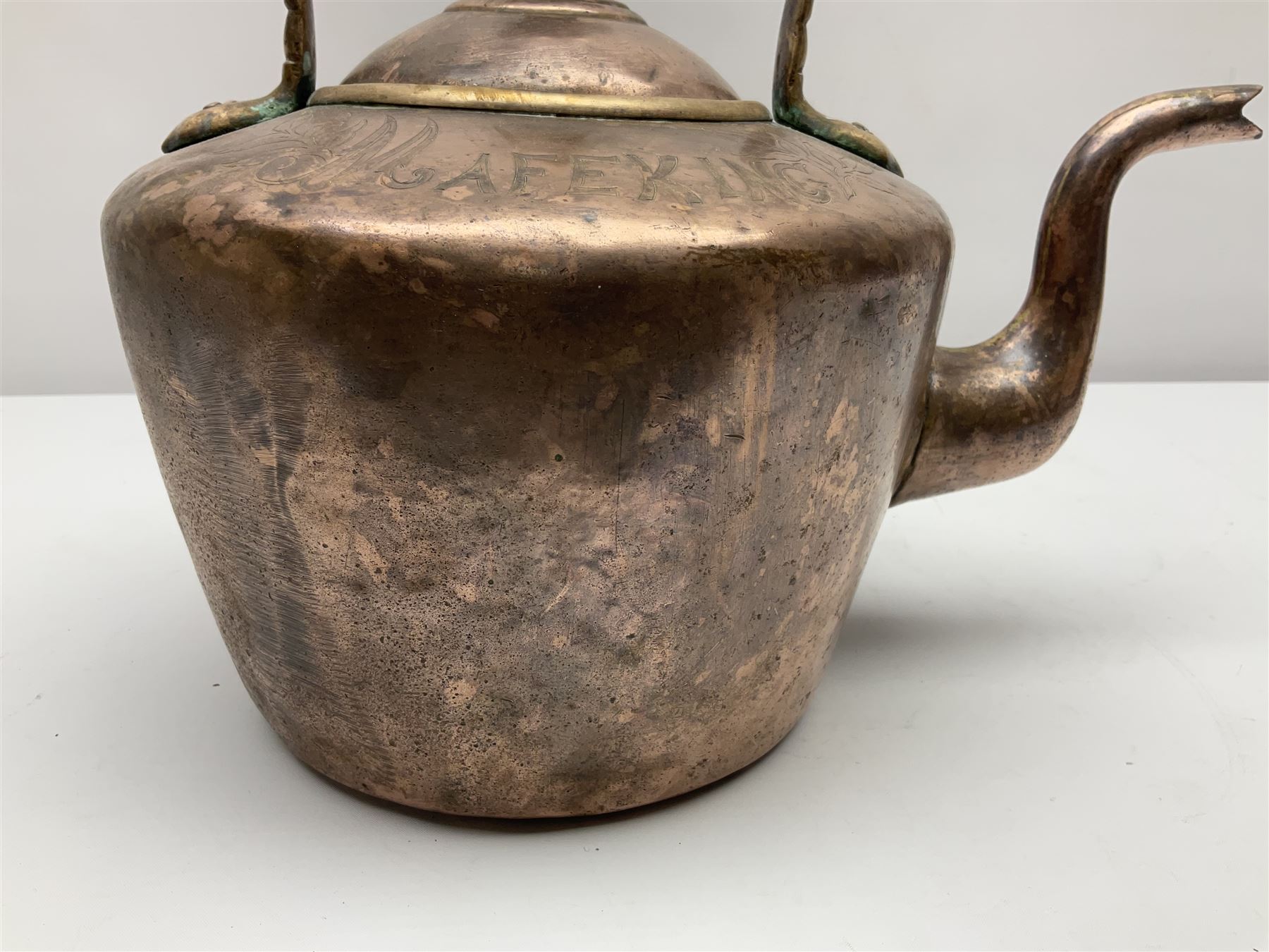 Engraved copper kettle, with Baden Powell Mafeking decoration with union jack flags, with finial modeled as Baden Powell, H31cm