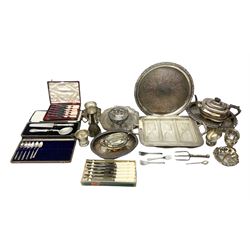Quantity of Victorian and later silver plate, to include cased cutlery, oval serving dishes, plates, sauce boats etc and other metalware