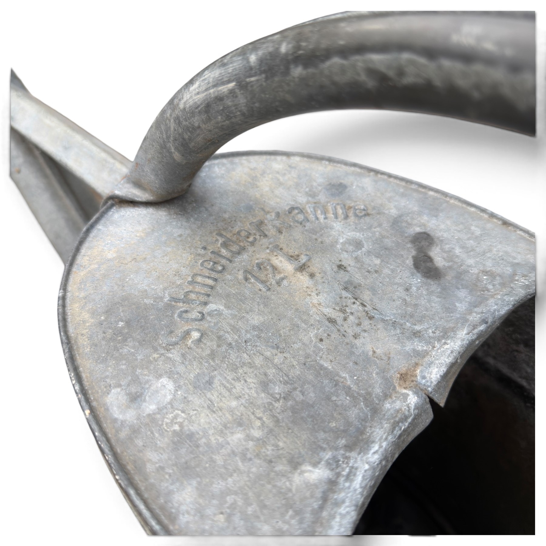 Assorted garden and architectural salvage, comprising a galvanised watering can, two long-handled cutting tools, metal pole, pair of ornate cast iron supports and further decorative fragments