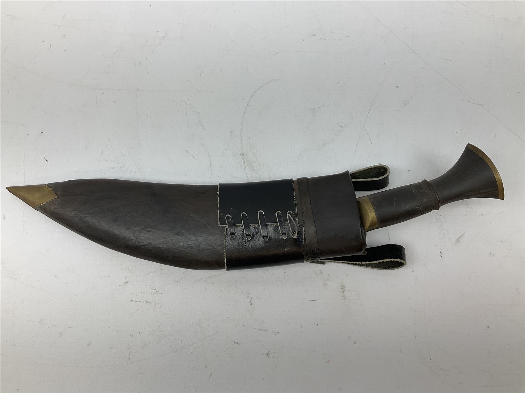 Post WW2 Gurkha kukri, in leather scabbard complete with two skinning knives, 42cm overall