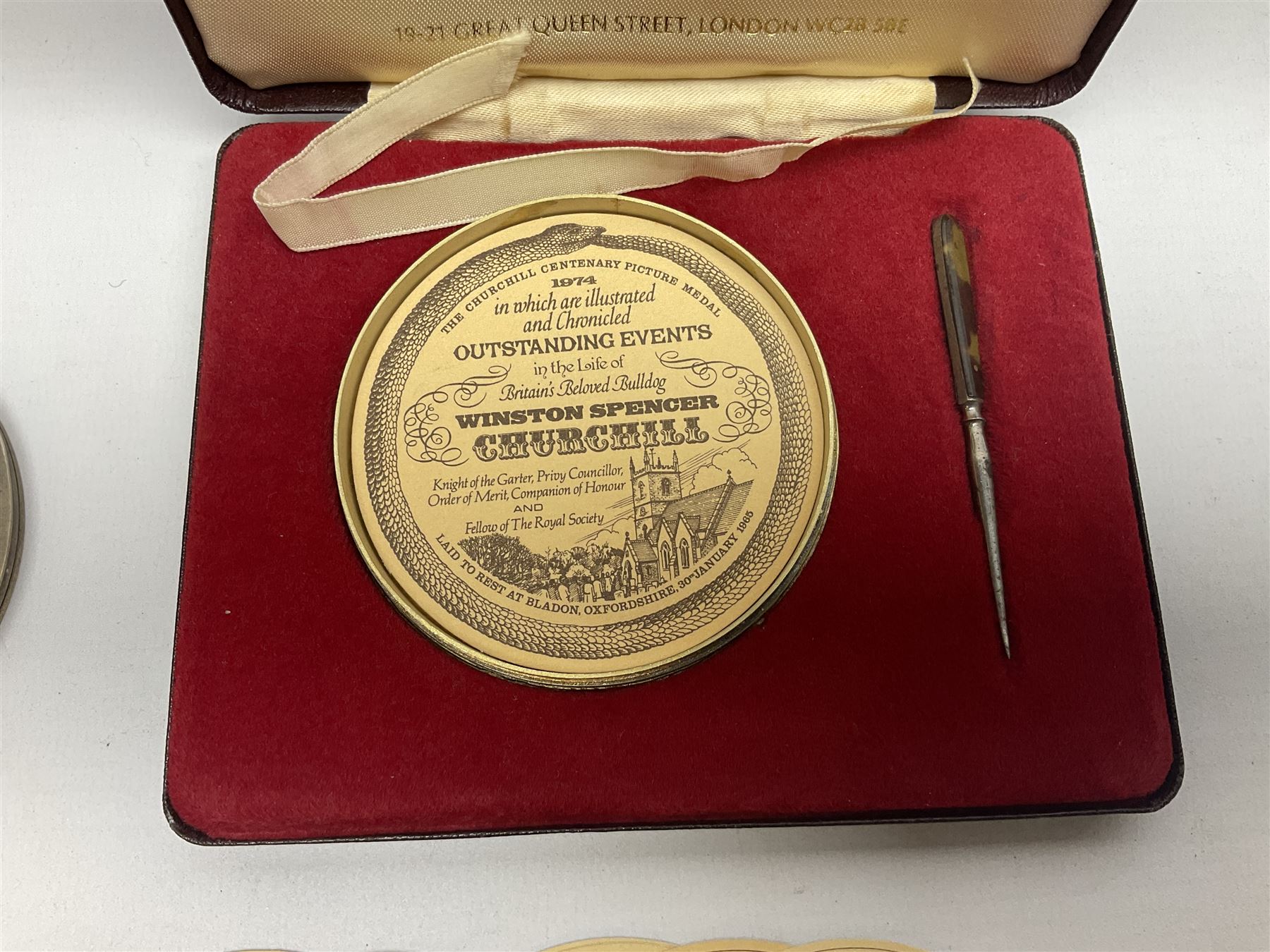 'The Churchill Centenary Picture Medal' cased limited edition of 500 medal struck in 22ct gold on sterling silver by Toye, Kenning & Spencer complete with set of 13 full colour card roundels depicting major events in Churchill's life