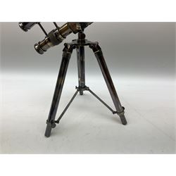 Reproduction brasses telescope on tripod stand with plaque detailed ‘Kelvin & Hughes London 1917’, H33cm