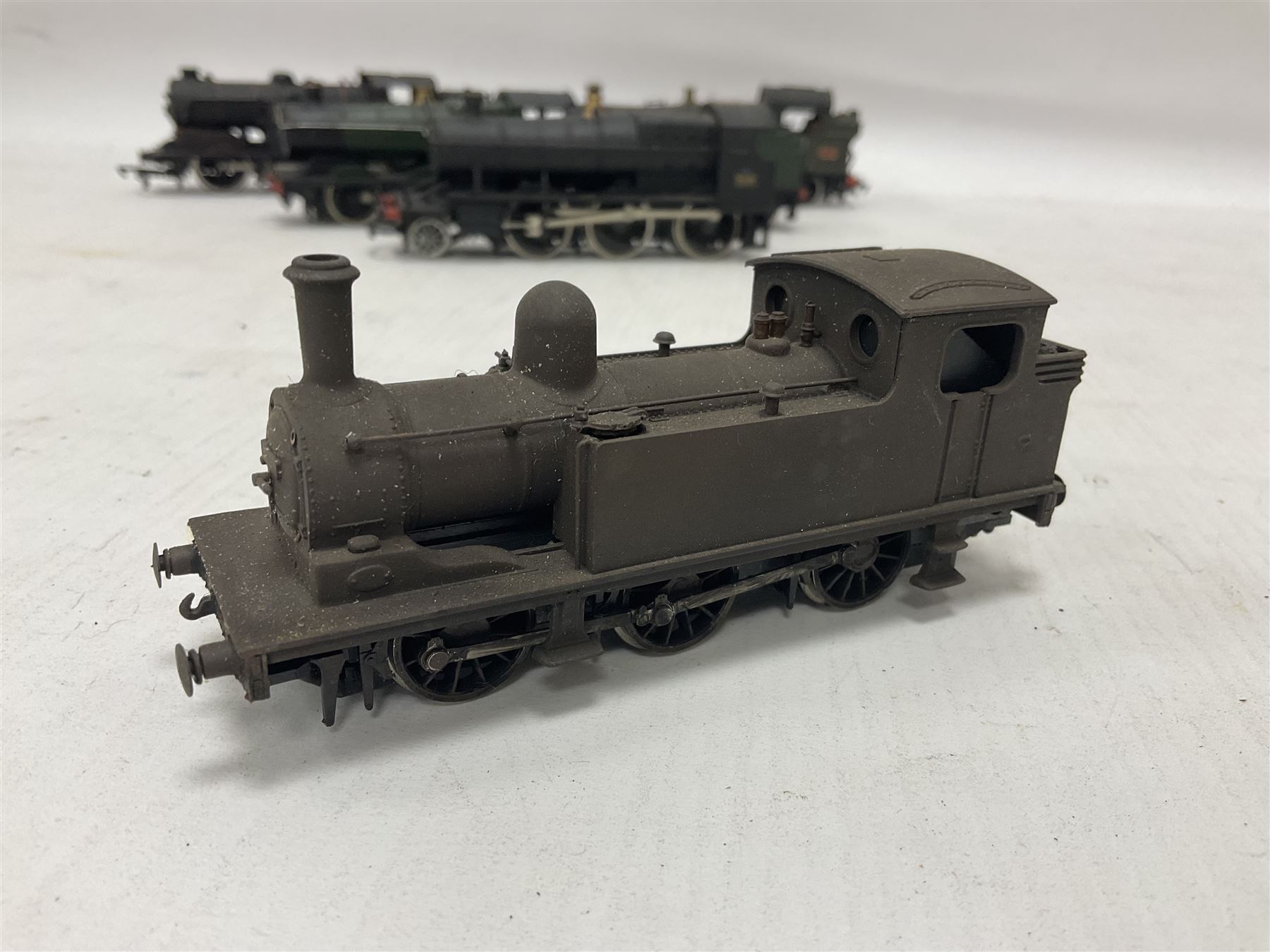 Mainline Railways ‘00’ gauge - Class J72 0-6-0T no.581 in LNER green; Class 43XX 2-6-0 no.2358 in GWR black; Class 2251 0-6-0 locomotive and tender no.3205 in GWR green; Class N2 0-6-2T no.4744 in LNER black; Class 56XX 0-6-2T locomotive; one plain 0-6-0 Tank locomotive (6) 