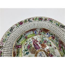 Pair of 19th century Chinese Canton Famille Rose Armorial platters, each enamelled with flowers and figures in garden and boat scenes within a pierced gallery, with central roundel painted with the Arms of Clerke (or Claerk) surrounded by a gilt ribbon reading the motto ‘Munus et Monumentum Victoriae Henry VIII spurs 1513’ (‘In remembrance of the victory of King Henry VIII at the Battle of Spurs in 1513’). Most likely made to commemorate the 300th anniversary of the battle for a descendant of Sir John Clerke of Weston, who took prisoner in 1513 the Duke de Longueville, L28cm